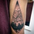 Tatuaje en el brazo, montañas y bosque, dibujo sencillo