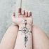 semplice inchiostro nero bussola nautica tatuaggio su polso