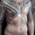 Tatuajes en los brazos y pecho, ornamento polinesio precioso detallado