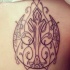 Tatuaje en la espalda, símbolo estilizado con flores de  la guerra de las galaxias