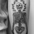 Tatuaggio del braccio in stile blackwork semplice di scheletro umano con fiori