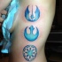 Tatuaje en el costado,  emblemas de la guerra de las galaxias
de color azul claro
