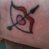 semplice arco con cuore tatuaggio