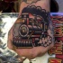 Tatuaje simple del tren de la vieja escuela pintado sin cuidado en el puño