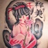 Tatuaje en el hombro,
geisha seductora con flor exótica y jeroglíficos