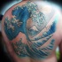 semplice disegno grande colorato oceano agitato onde grandi tatuaggio pieno di schiena