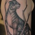Tatuaje en el brazo, tigre lindo en la rama, diseño de colores negro y blanco