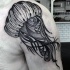 Tatuaje en el hombro,
medusa  sencilla de colores negro blanco