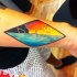 semplice disegno colorato oceano con piccola barca tatuaggio su polso