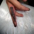 Tatuaje de bala simple en el dedo
