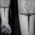 Tatuaje de antebrazo estilo dotwork simple de árbol fresco