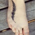 semplice piuma inchiostro nero tatuaggio su piede