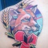 Tatuaje en la espalda, zorro con flor de estilo geométrico multicolor