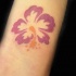 semplice fiore ibisco tatuaggio sul braccio