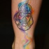 Tatuaje en el tobillo,  contornos de casco  de Darth Vader  y niebla de espacio multicolor