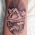 Tatuaje en la pierna, montañas con olas, dibujo sencillo negro blanco