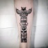 Tatuaje en la pierna, tótem indio americano de tinta negra
