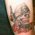 Tatuaje en el brazo,
esqueleto de pirata con pañuelo y pistola