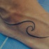 Tatuaje en el pie, onda simple negra