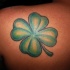 semplice quadrifoglio irlandese tatuaggio