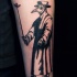 Tatuagem de antebraço estilo linework simples de médico de peste