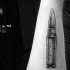 Tatuaje en el antebrazo,
bala simple con inscripción