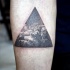 Tatuaje en el antebrazo,  triángulo con nubes en él