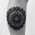 semplice piccolo inchiostro nero ornamento di fiore tatuaggio su gamba