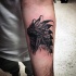 Tatuaje en el antebrazo, jefe indio oscuro, tinta negra