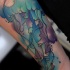 Tatuaje colorido de medusa en colores suaves
