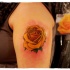 semplice dipinto grande rosa arancione tatuaggio su spalla