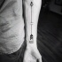 Tatuaje en el antebrazo, flecha magnífica con numerales romanos, tinta negra