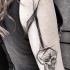 Simple pintado por Inez Janiak dibujo tatuaje de cráneo humano