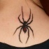 Tatuaje en el cuello,
araña venenosa con patas largas