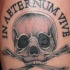 Tatuaje  de calavera pirata y inscripción