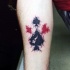 Tatuaje en el brazo, símbolos de naipes estilizados