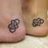Tatuajes iguales en los pies, corazón y infinito negros simples