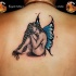 Tatuaje en la espalda, hada con alas azules brillantes