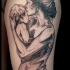 Sketch Stil schwarzes und weißes Oberschenkel Tattoo von Mutter und Kind