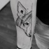 Tatuaje de antebrazo de tinta negra estilo boceto de mitad de cabeza de lobo