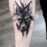 Tatuaje de antebrazo de tinta negra estilo boceto de cabeza de lobo