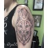 Tatuagem de ombro a tinta preta estilo esboço de saint caracal com jóias