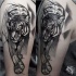 Tatuaggio del tatuaggio del braccio superiore in inchiostro nero stile schizzo della tigre ferma