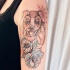 Skizzestil farbiger Oberarm Tattoo des netten Hundes mit Blumen