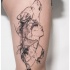 Tatuagem de coxa estilo esboço de mulher com lobo