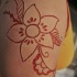 motivo floreale scarificazione pelle sulla spalla
