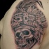 cranio copricapo azteco prete tatuaggio sulla spalla