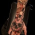 cranio con sangue tatuaggio aportato su mano di Daniel Melaniuk