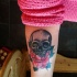 teschio con rose rosa tatuaggio mezza manica