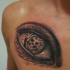 Tatuaje en el pecho, ojo con cráneo en el
